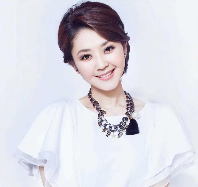 刘诗诗在《你好星期六》舞台上的表演紧张得像陷入了一场战斗.