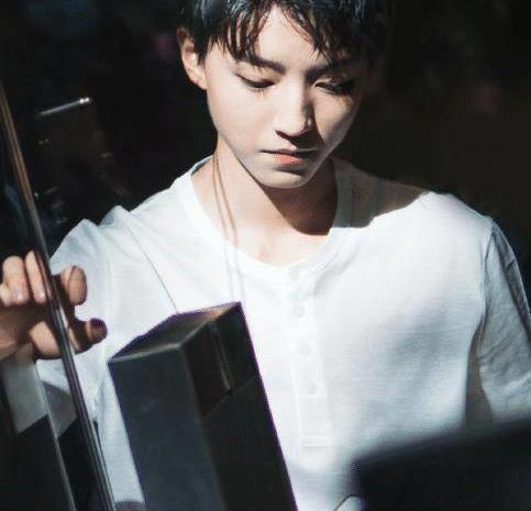 原创王俊凯越来越"娘"了,端碗时的"手势"引热议,女生都自愧不如_一面