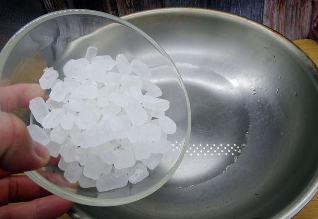 呈现一种洁白透明的色泽;而白糖则是粒度均匀的小晶体,呈现出微黄色或