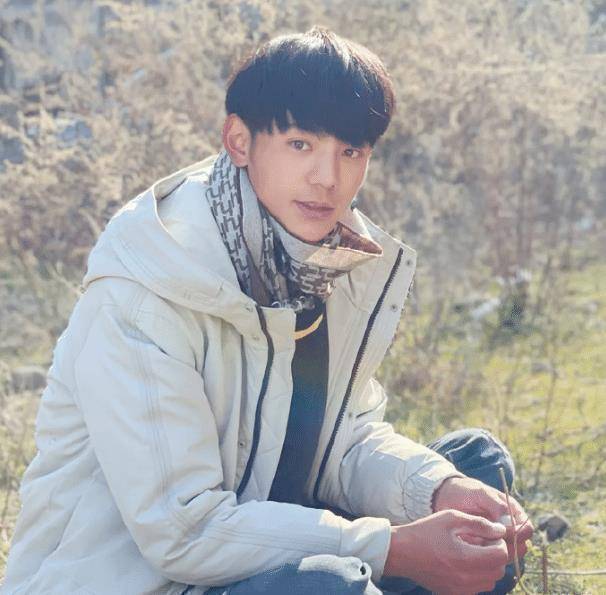 一件浅色羽绒服的呈现配上丁真穿着的这条黑色长裤