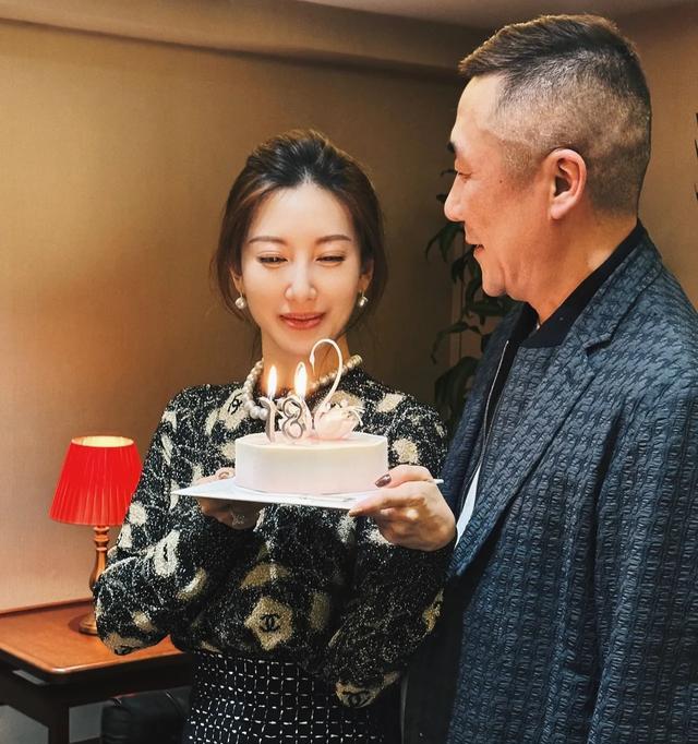 章子怡哥哥结婚18周年纪念,章子怡嫂子晒照纪念,全家出镜超温馨_殷旭