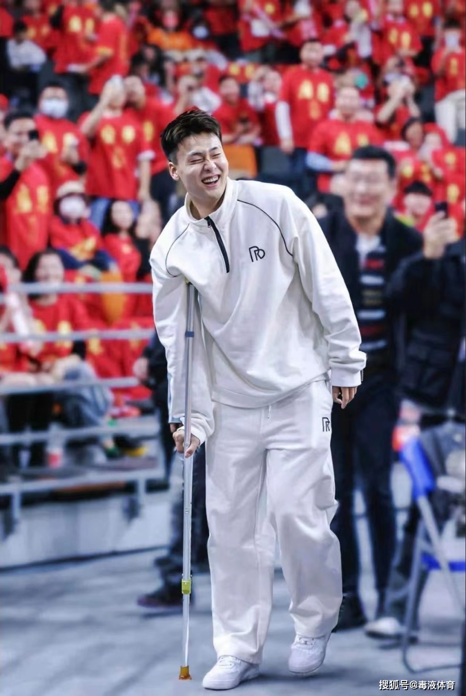 赵睿拒签广东球衣,深圳主帅或遭重罚,易建联和华仔互动_球迷_刘德华