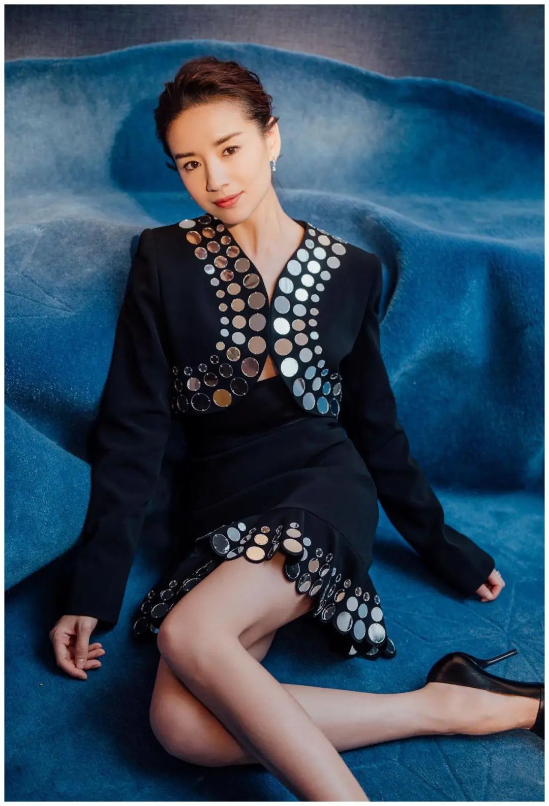 董洁真奢侈,穿1万9衬衫配2万5格纹裙显贵气,再度美回"冷清秋"_黑色