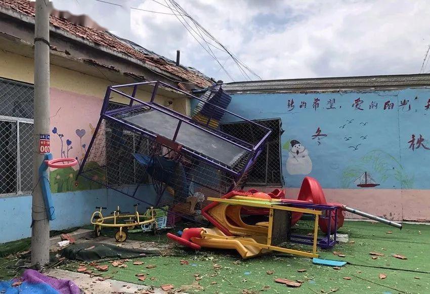 在阳信县水落坡镇西长村,房屋瓦片和附属设备都被龙卷掀翻,一家御儿