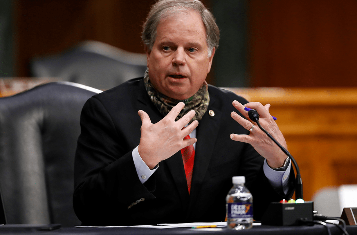 彭斯,蓬佩奥都戴上了口罩,口罩成美国两党的"新战场"