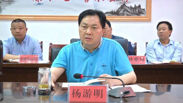 县委书记杨游明,县委副书记,县长肖扬,县委常委,常务副县长易贤参加