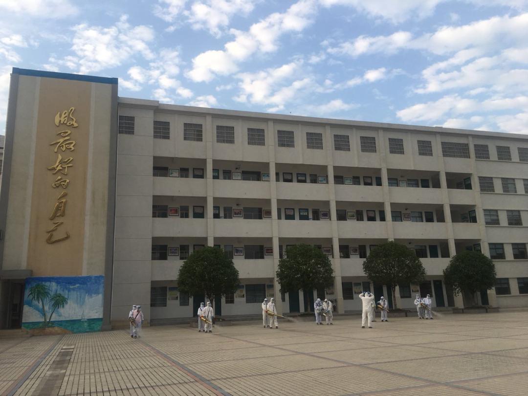 荆门中辰微公益志愿者为文峰中学消毒
