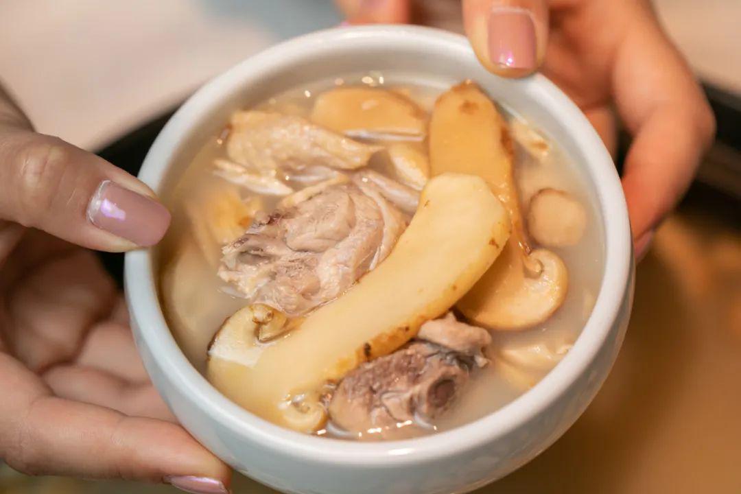 78折开吃穿越5000里而来的松茸菌煲吃完连汤底都想打包走