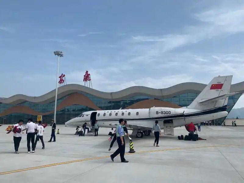 刚刚首架校验飞机降落富强机场 安康即将通航!