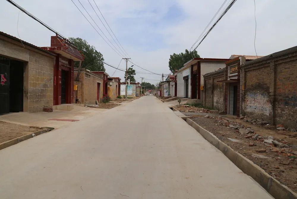 平朵朵的路亮色色的街是磁县哪个村