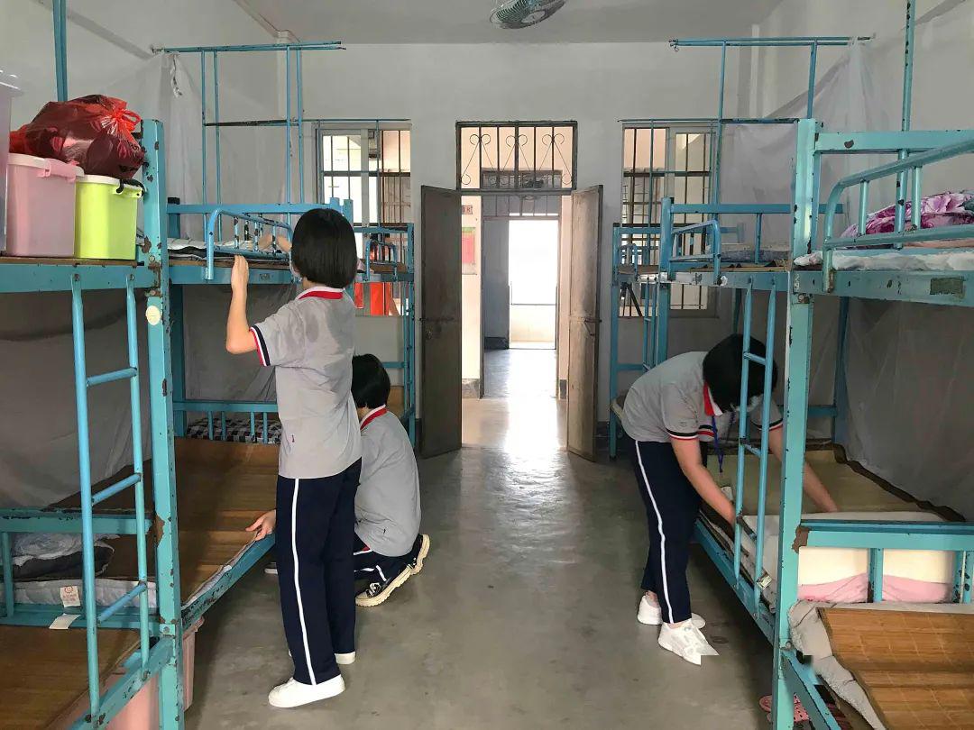 同学们摆放好自己的物品行李,回到宿舍,大伙儿合力搬书!