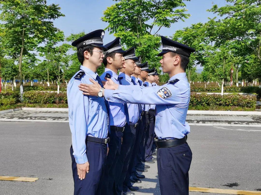 在训练场上,各列教官严格要求,统一标准,细致讲解,反复操练,一遍又