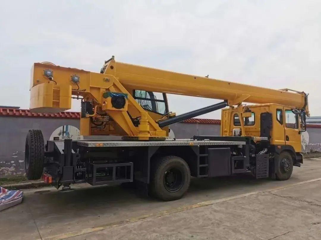 柳工新12吨汽车起重机,5节臂36米主臂,具体参数已流出