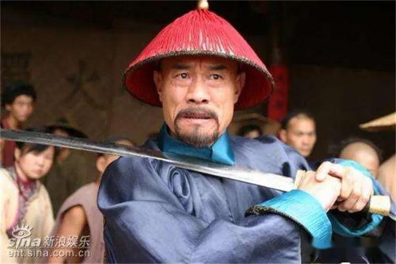 小于成龙在陪同康熙途中,他对皇帝说:官都被明珠及其亲信余国柱卖完了