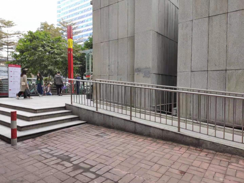 助残日走访广州无障碍设施:天桥正加装电梯,无障碍地图贴心便民