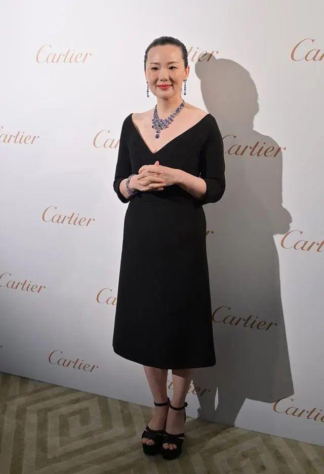 50岁的咏梅也时髦,穿长裙搭双小白鞋,还要露出脚踝!