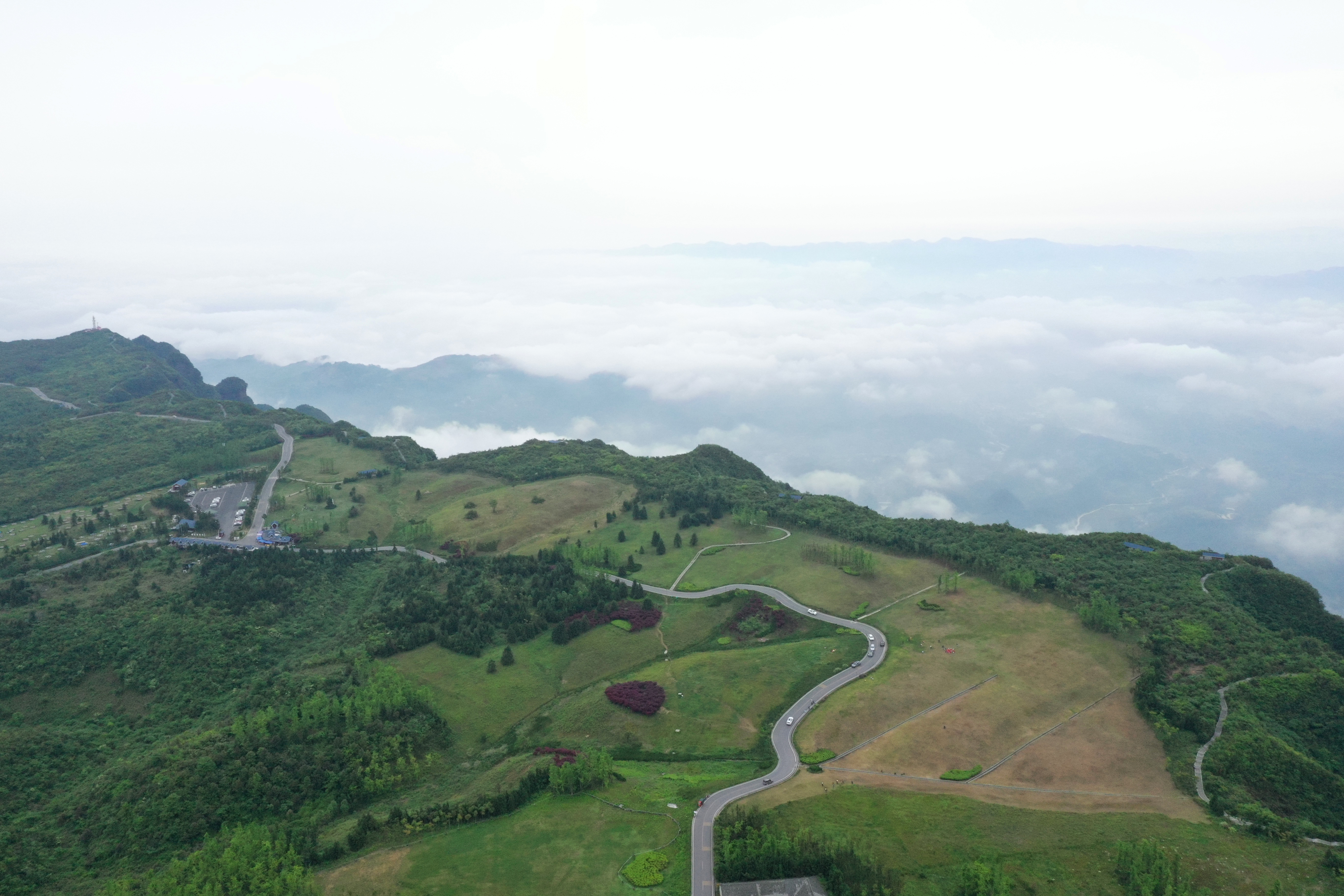 初夏時節,位於重慶市秀山土家族苗族自治縣湧洞鄉的川河蓋景區生機