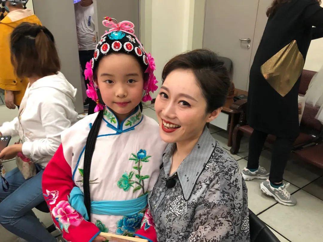 在大家眼前以电视主持人的身份是姿伶第一次这次的节目录制精心准备