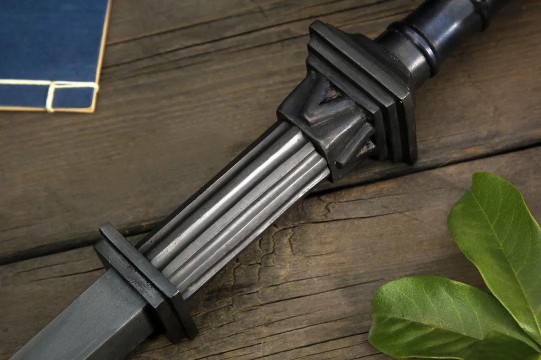 上打昏君下打佞臣——亢龙锏