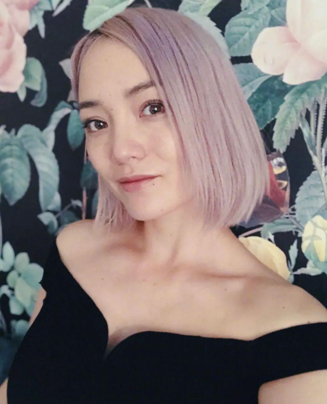 "螳螂妹"晒素颜自拍,可爱的粉发造型