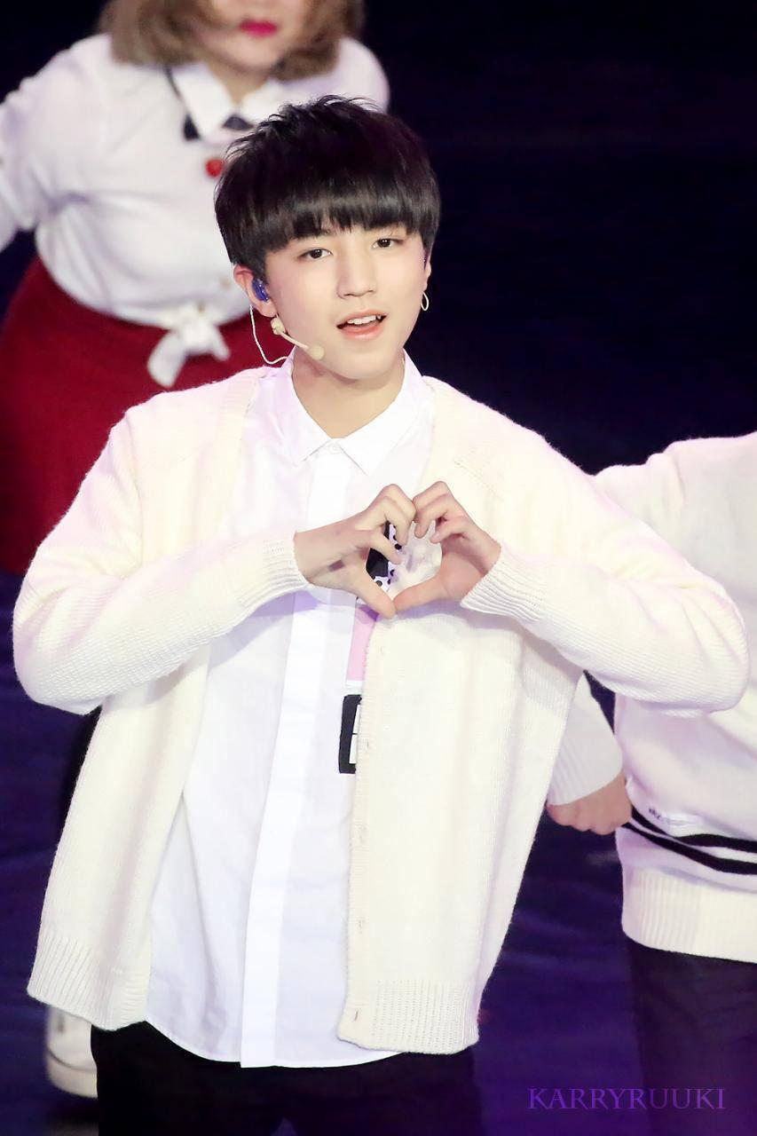 王俊凯花式比心合集 快来接收少年的心动狙击