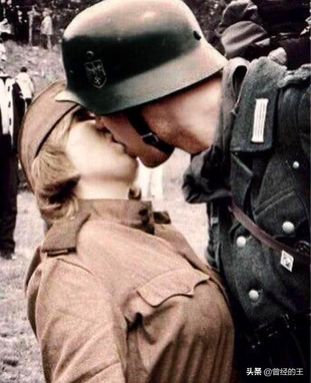 二战老照片,图五战场上美丽的瞬间,两名女兵在锯落叶松