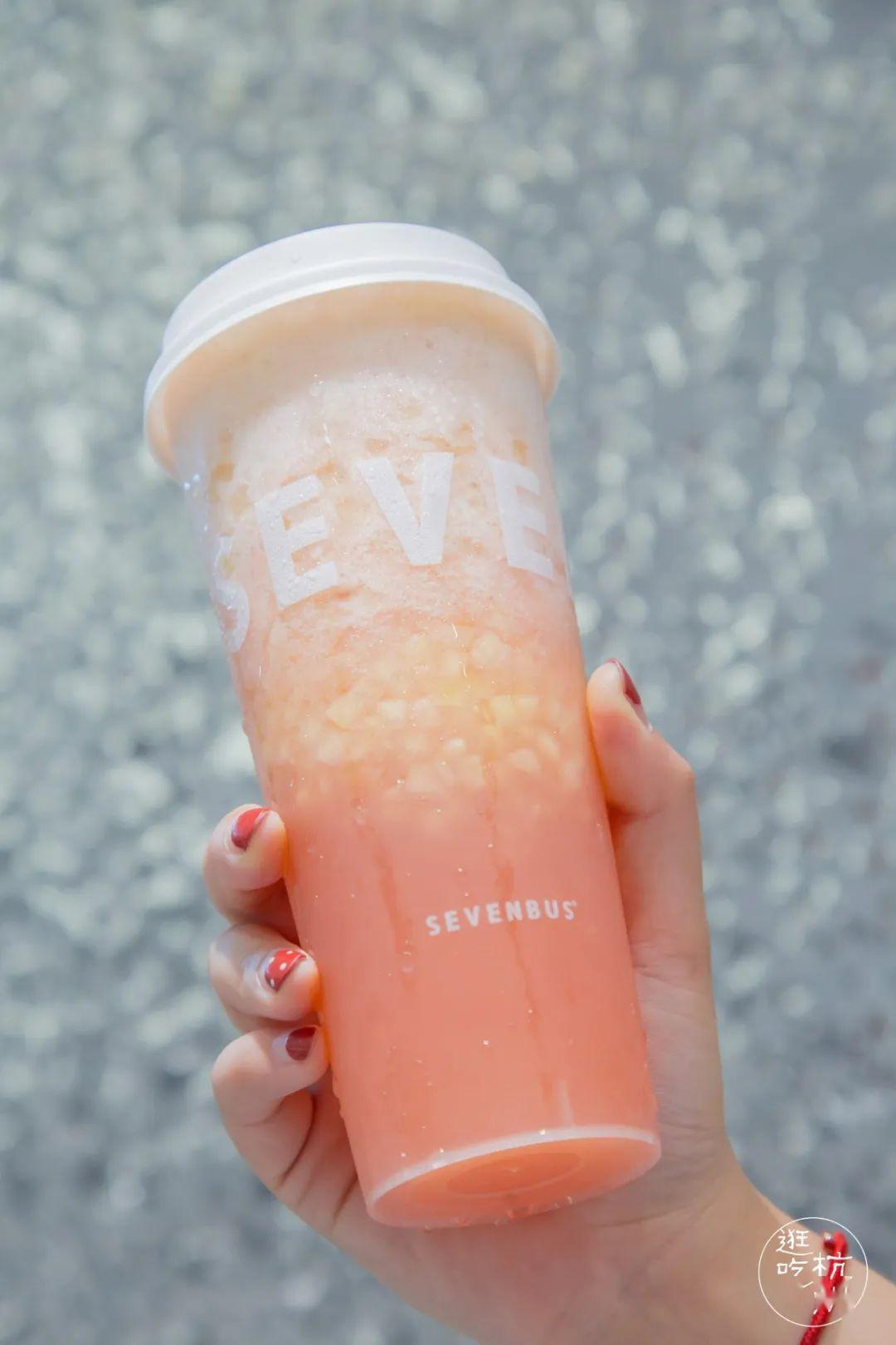 这杯巴士粉「桃」气回归,一年等一次!_桃桃