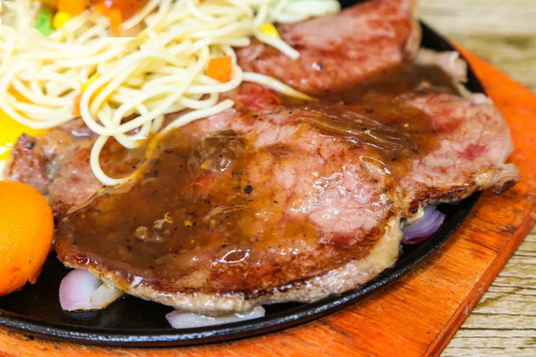 堪称份量怪物的t骨牛排,精选带骨肉眼左右有肉,十分丰硕,骨边肉吃起来