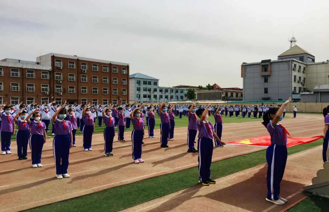 丽泽小学—课间,学生们整齐有序,间隔一米排着整齐的队伍打水