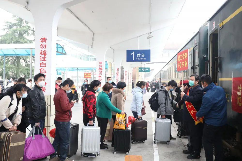 湖南涟源站党员突击队服务复工专列认真接发列车湖南邵阳站党员曾雪琴