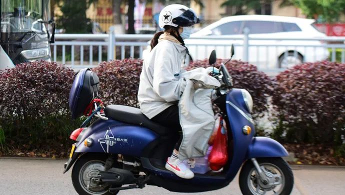 口罩还没摘,又要戴头盔了?一夜之间,朋友圈都在抢!而且一天一个价