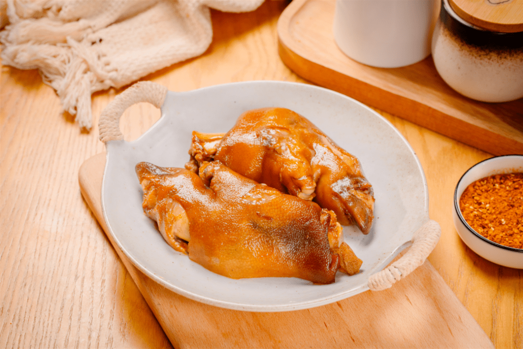 卤猪耳朵选用放养一年以上的足栏土猪秘法卤制而成,味道鲜香不腻且