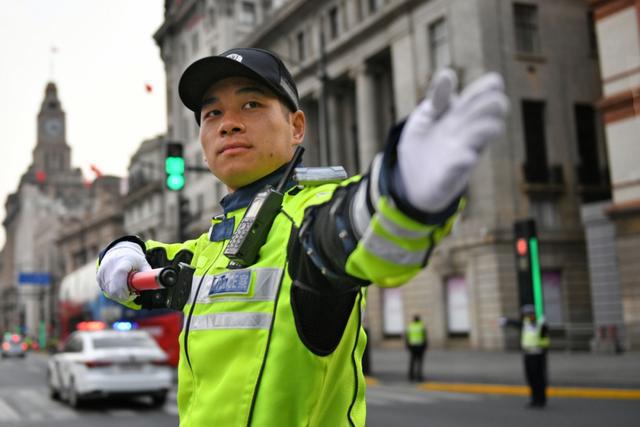 黄俊:当好交通"指挥家",群众出行指路人_外滩