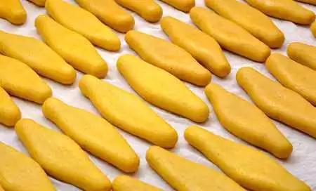 味酵粄味酵粄是用米浆做成的蒸熟之后整体呈现通透米黄色装在传统