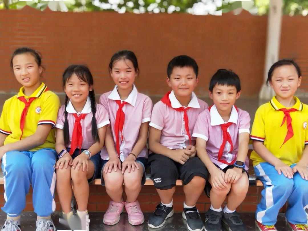 小组合影 : 班级:1605班 组名:逐鹿队 组长:龙舟 组员:吴政杰 何美萱