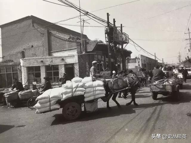 70年代呼和浩特老照片街道破旧如同民国时期