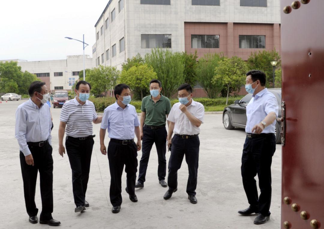 本地新闻远安县委书记走进直播间用实际行动为企业拼单带货