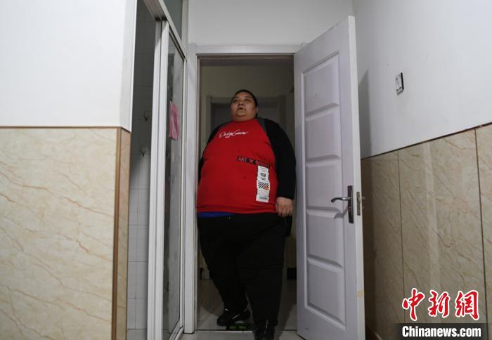 460斤甘肃小伙疫情期间增重60斤减肥后欲回故乡酣畅骑马