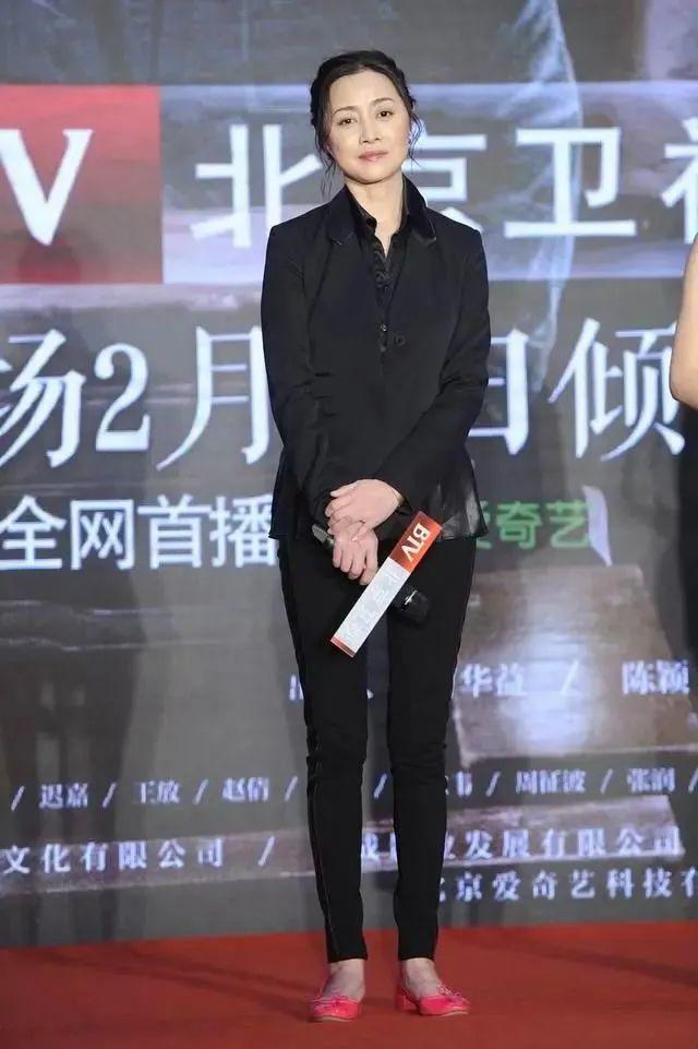 刘蓓也不装嫩了弄个奶奶头认真服老穿条黑裙也是宽松的