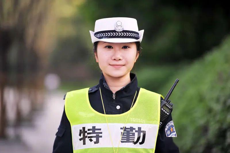 我所介绍的这个微笑是来自交警的微笑.