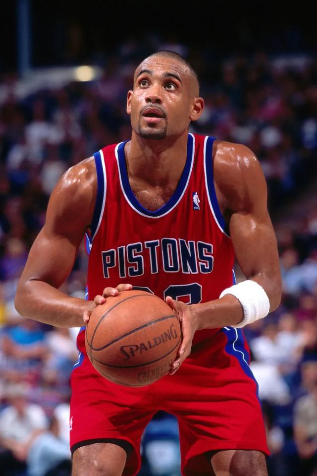 第一位:格兰特-希尔,1994年第一轮第三顺位被活塞选中,身高2.03米.