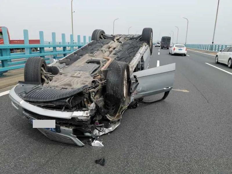 高速交警经过视频监控和现场调查确定 , 翻车的罪魁祸首就是夏某脚上