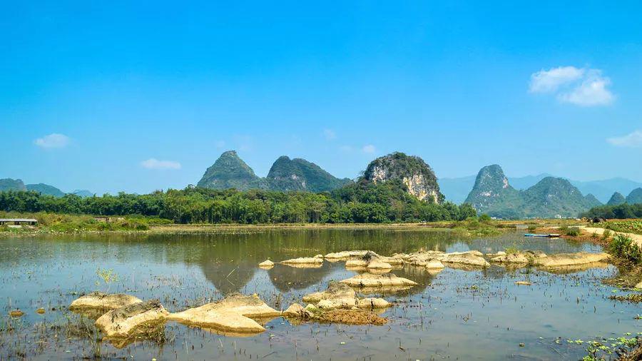 英西峰林走廊是英石之奇,之丽,之秀的恢宏展示,它