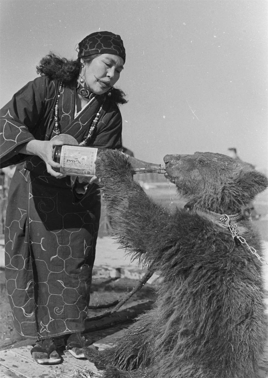 此图描述的是哪个民族的熊祭习俗?