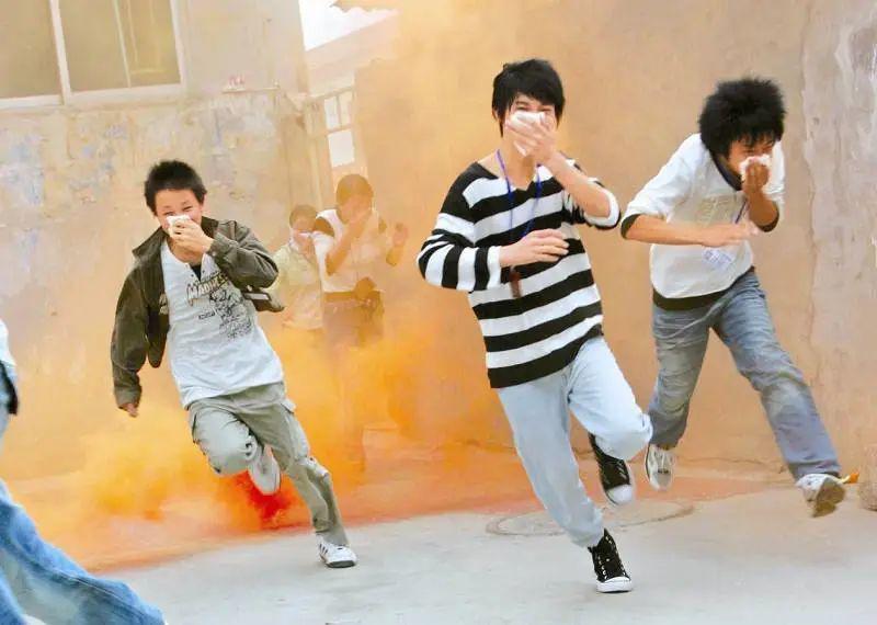 奇葩家中着火先逃跑不先救手机