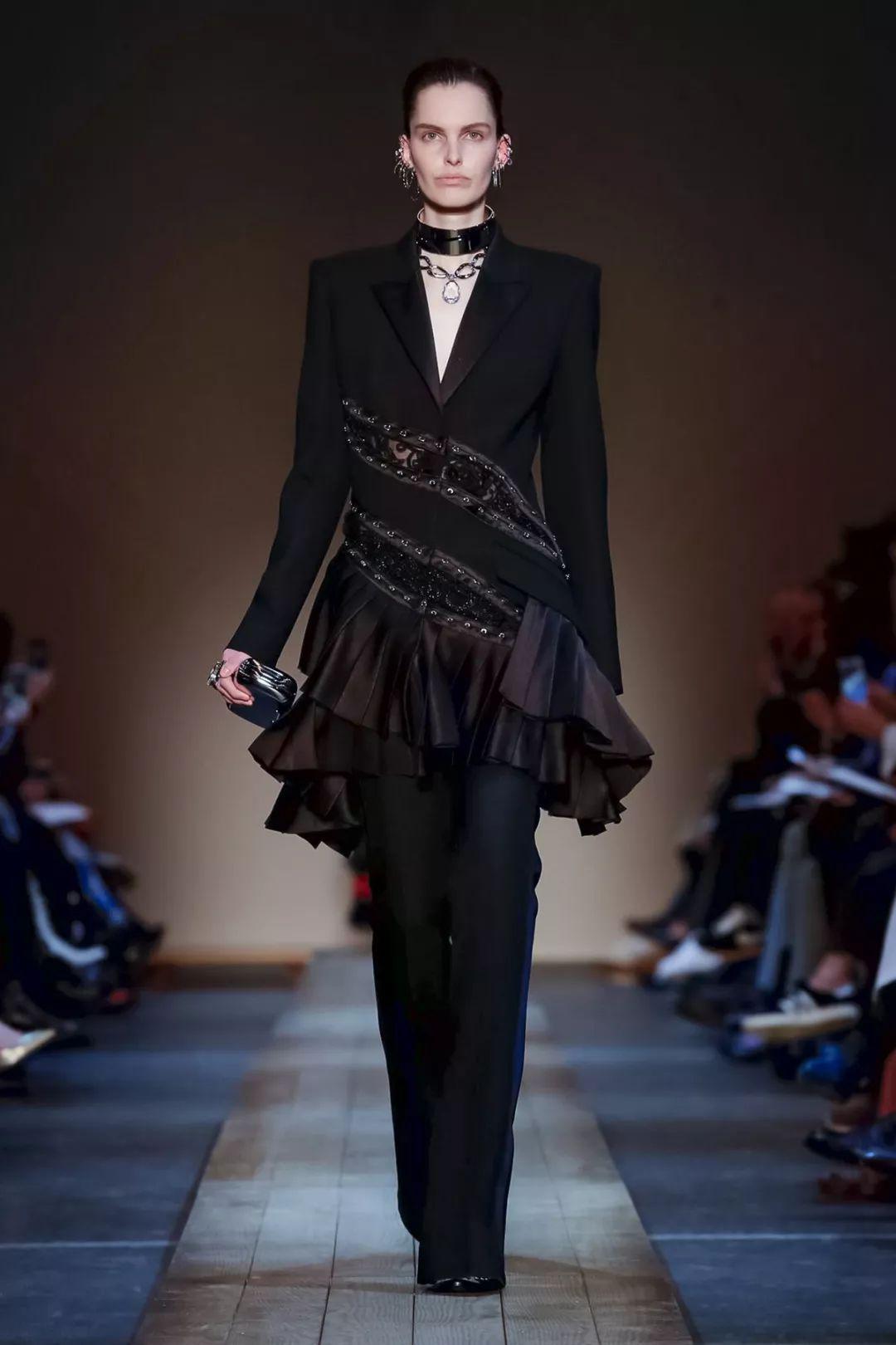 秀场上的最美领型!颈线设计的致命诱惑,时髦精们爱到不行的衣领流行趋