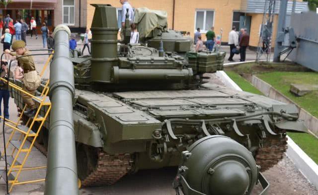 从后方看t-72b1ms"白鹰"坦克,巨大的独立周视瞄准镜看上去非常突兀.