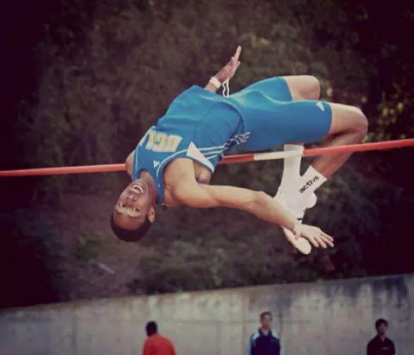 力压詹姆斯,科比,全美最会扣篮的人竟是一名初中科学老师?