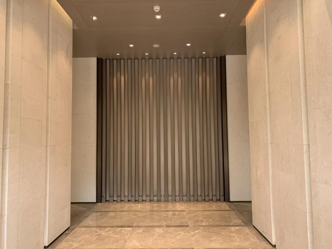 门厅两侧各有一个大厅,给业主提供一个会客厅.