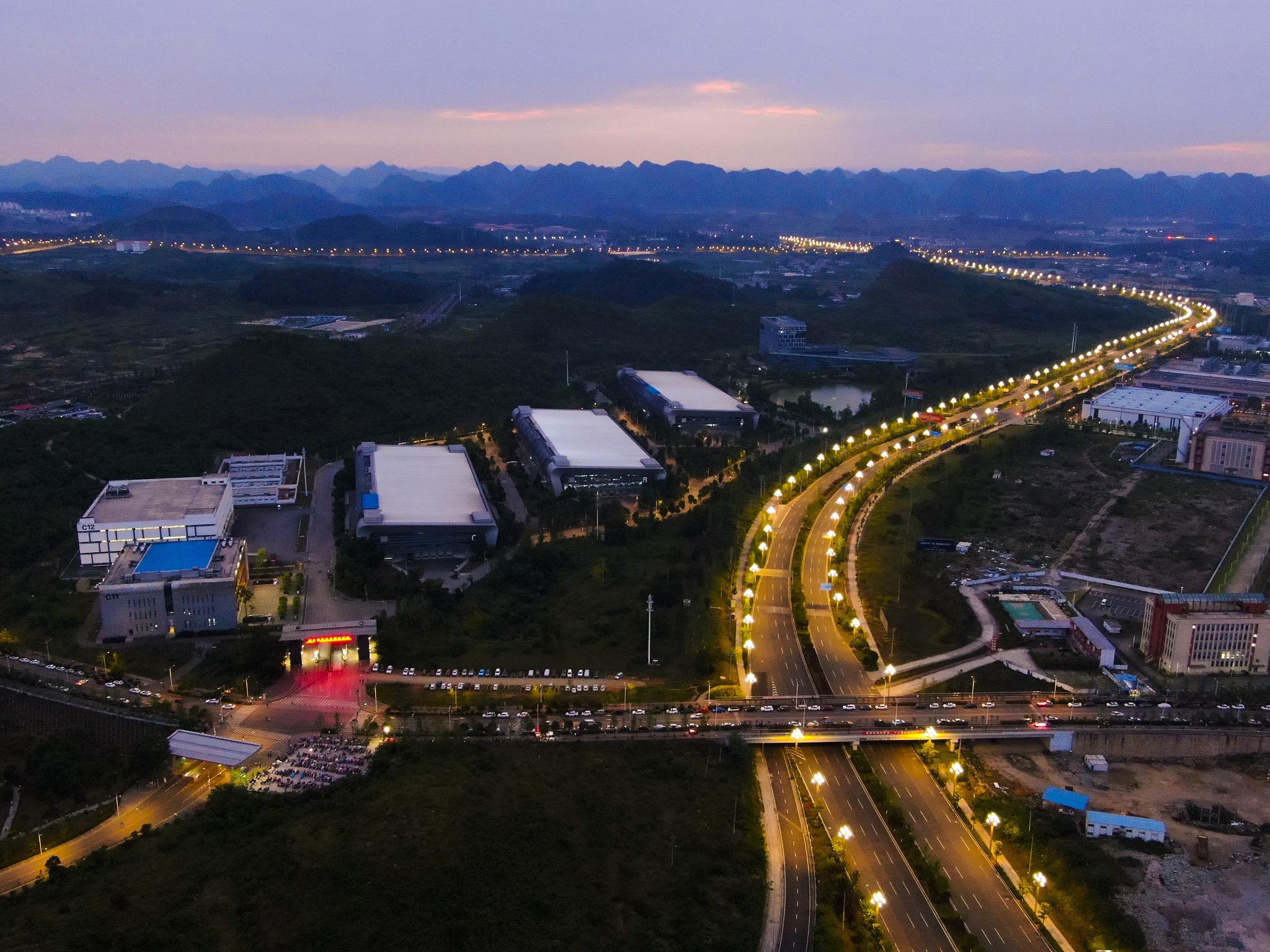 贵安黔中大道夜景璀璨
